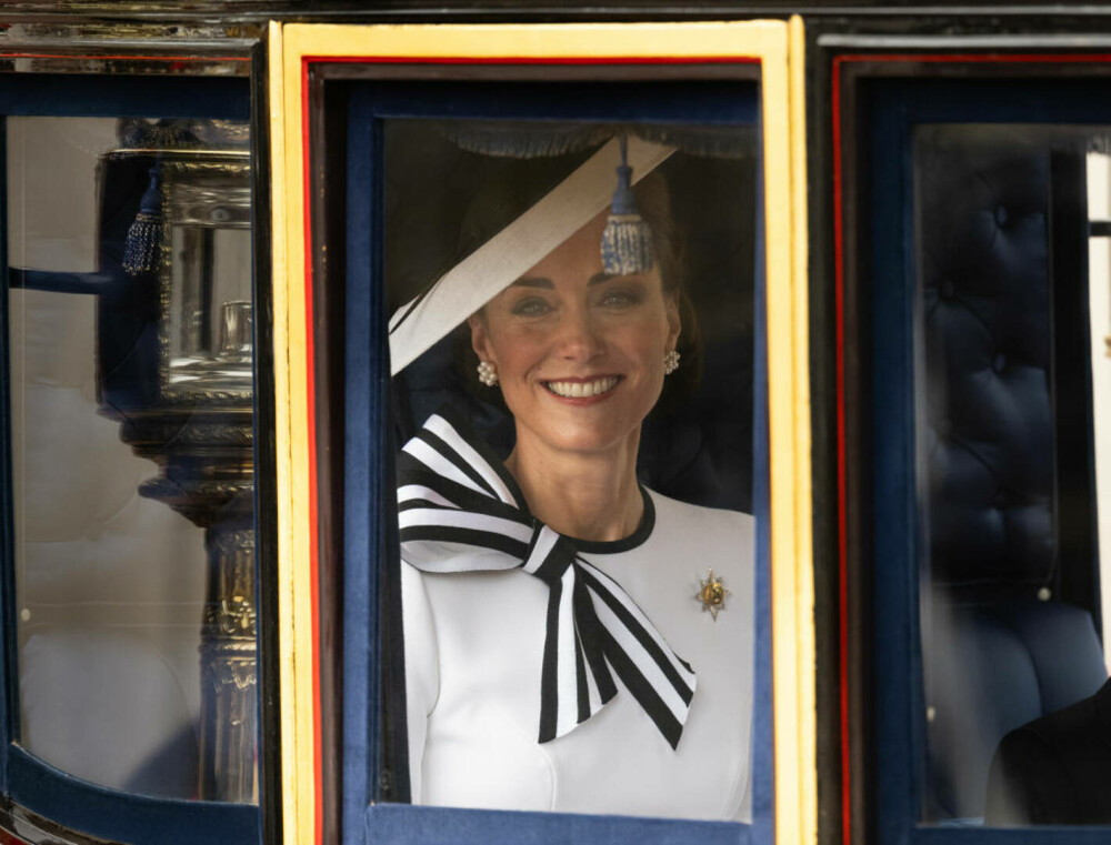Detalii nevăzute de la prima apariție a prințesei Kate. Ce reprezintă ținuta pe care a purtat-o | FOTO - Imaginea 9