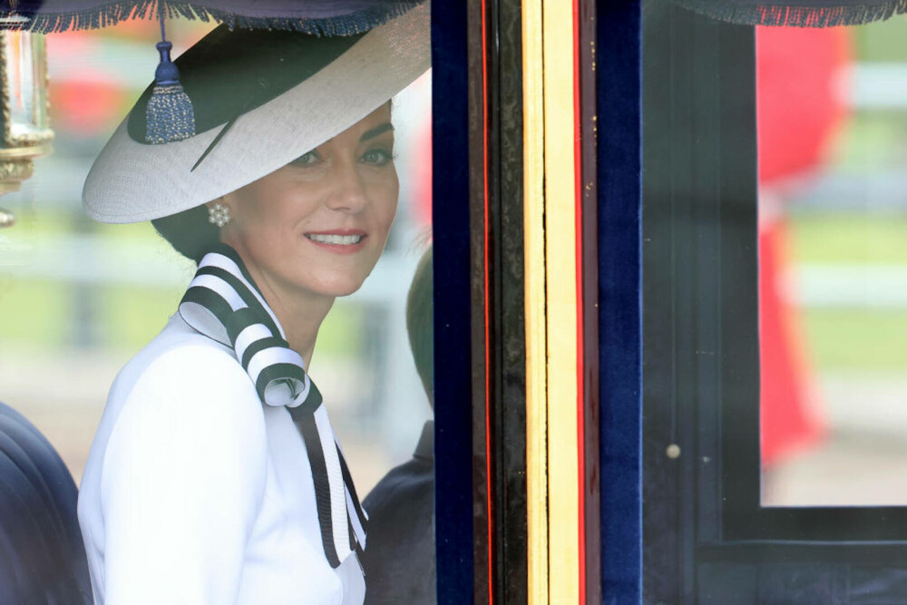 Detalii nevăzute de la prima apariție a prințesei Kate. Ce reprezintă ținuta pe care a purtat-o | FOTO - Imaginea 12