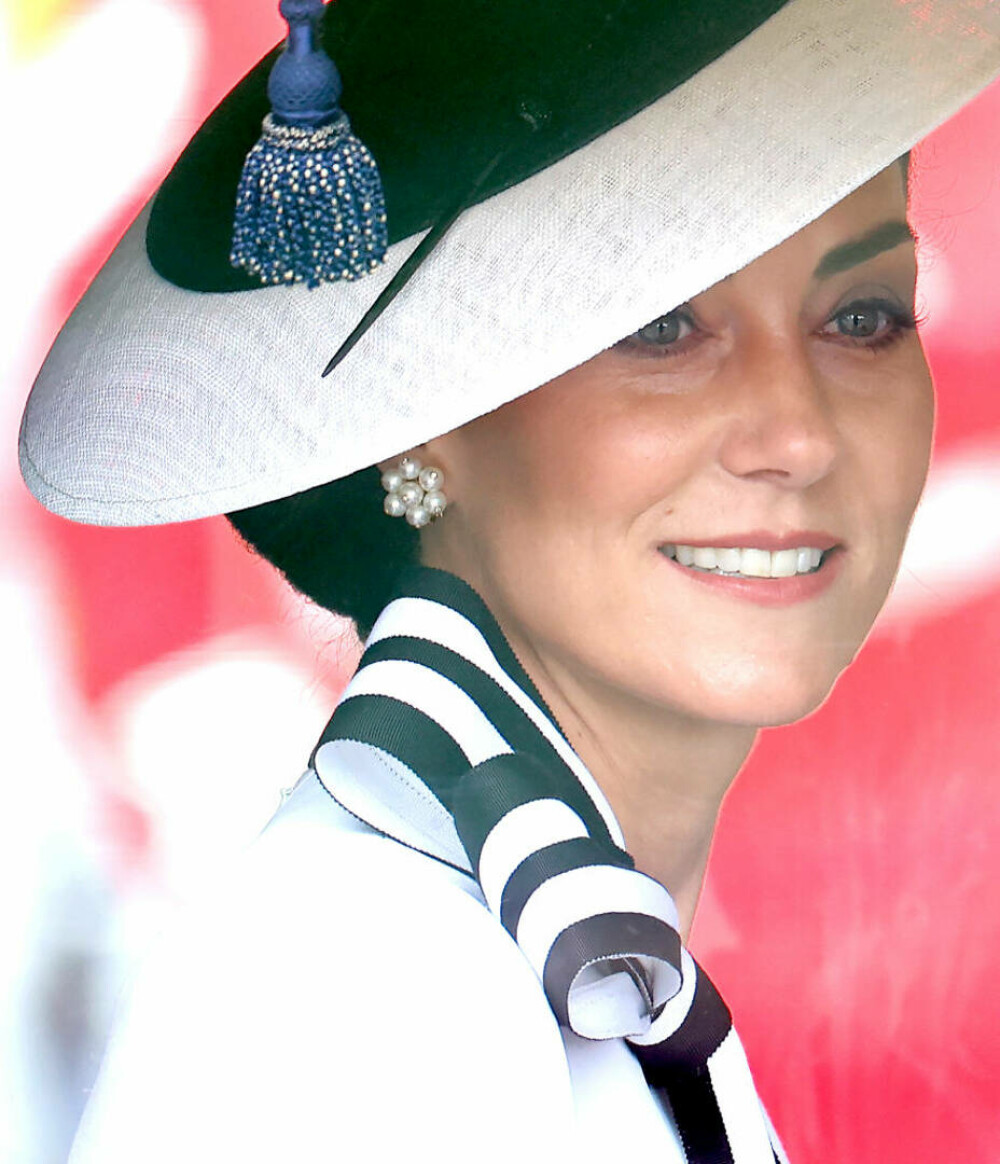 Detalii nevăzute de la prima apariție a prințesei Kate. Ce reprezintă ținuta pe care a purtat-o | FOTO - Imaginea 13
