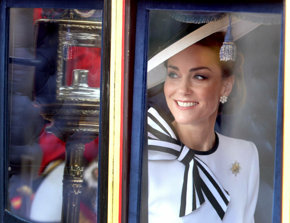 Detalii nevăzute de la prima apariție a prințesei Kate. Ce reprezintă ținuta pe care a purtat-o | FOTO - Imaginea 14