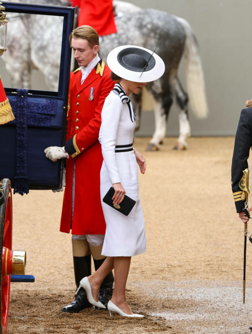 Detalii nevăzute de la prima apariție a prințesei Kate. Ce reprezintă ținuta pe care a purtat-o | FOTO - Imaginea 17