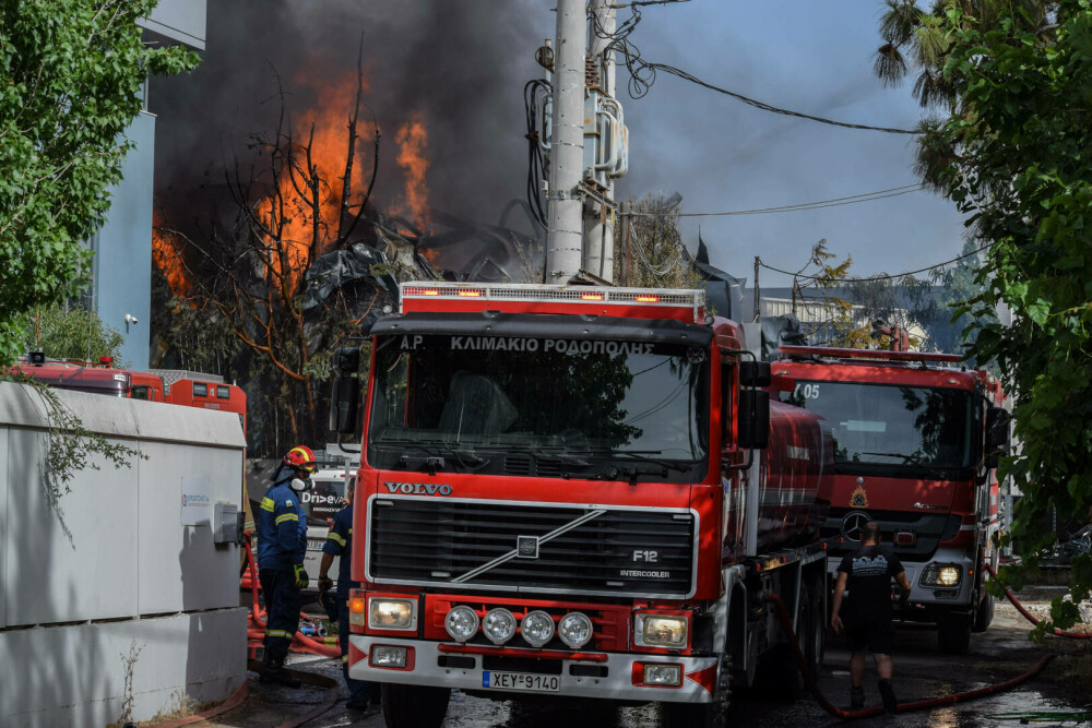 Imagini din iadul de foc din Grecia. Sute de pompieri se luptă cu incendiile de vegetație | FOTO - Imaginea 1