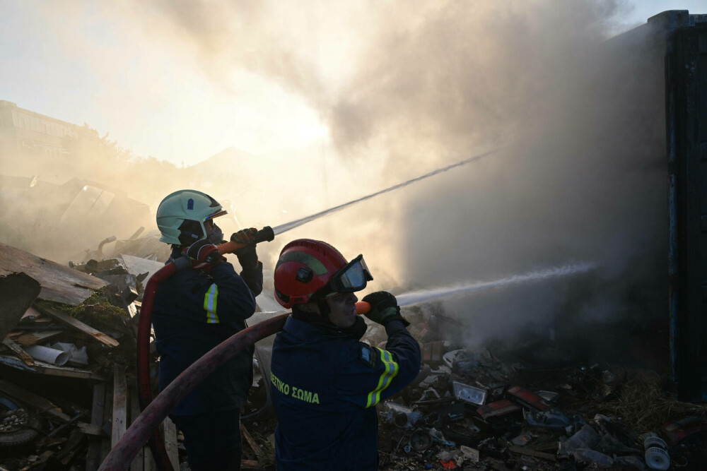 Imagini din iadul de foc din Grecia. Sute de pompieri se luptă cu incendiile de vegetație | FOTO - Imaginea 3