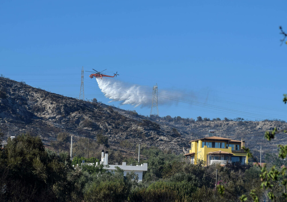 Imagini din iadul de foc din Grecia. Sute de pompieri se luptă cu incendiile de vegetație | FOTO - Imaginea 7