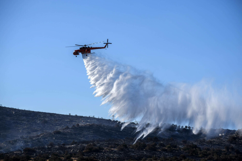 Imagini din iadul de foc din Grecia. Sute de pompieri se luptă cu incendiile de vegetație | FOTO - Imaginea 10