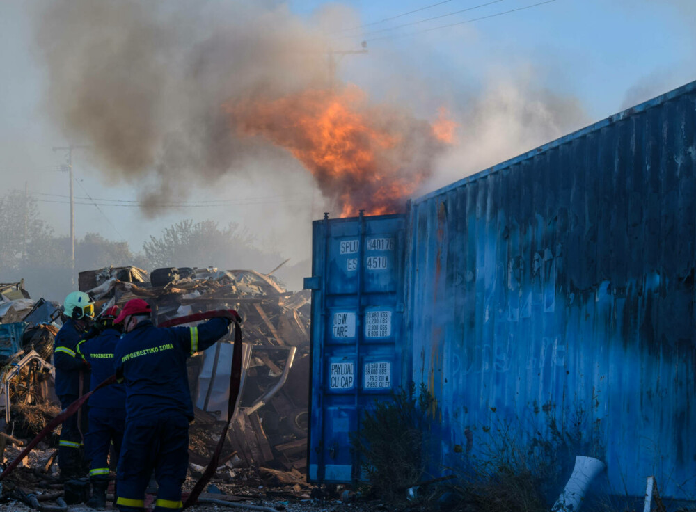 Imagini din iadul de foc din Grecia. Sute de pompieri se luptă cu incendiile de vegetație | FOTO - Imaginea 11