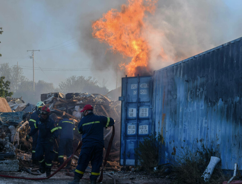 Imagini din iadul de foc din Grecia. Sute de pompieri se luptă cu incendiile de vegetație | FOTO - Imaginea 12