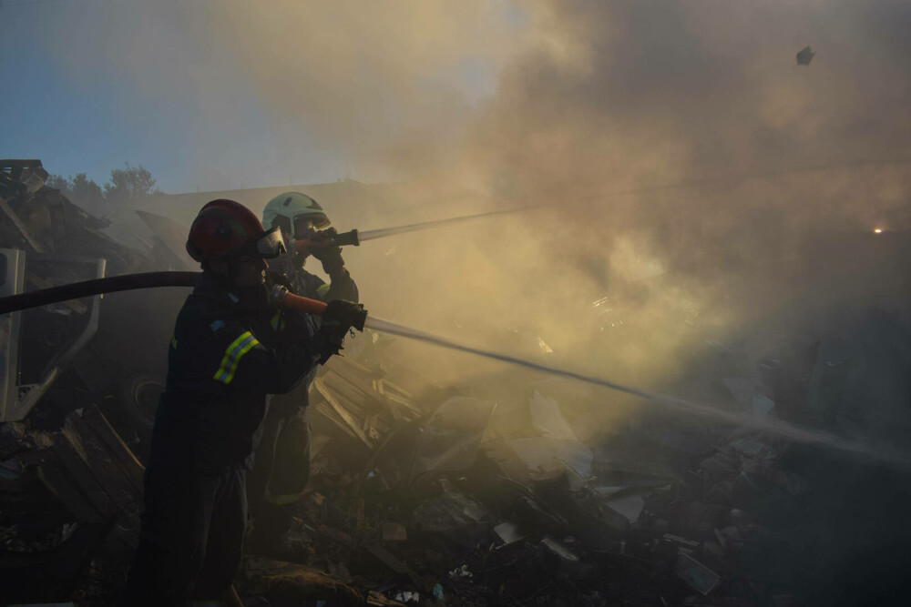 Imagini din iadul de foc din Grecia. Sute de pompieri se luptă cu incendiile de vegetație | FOTO - Imaginea 13
