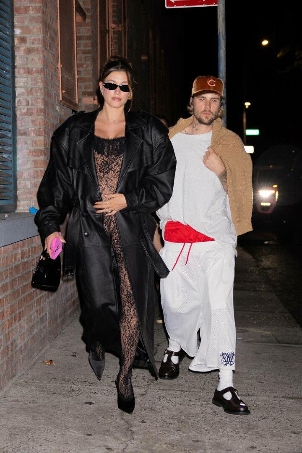 Hailey Bieber și-a etalat burtica de gravidă într-o rochie roșie extrem de elegantă. Au luat cina într-un loc romantic. FOTO - Imaginea 5