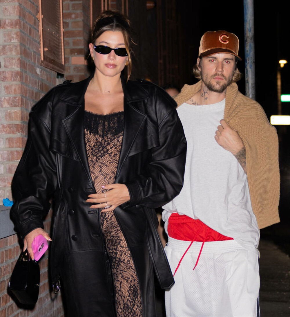 Hailey Bieber și-a etalat burtica de gravidă într-o rochie roșie extrem de elegantă. Au luat cina într-un loc romantic. FOTO - Imaginea 8