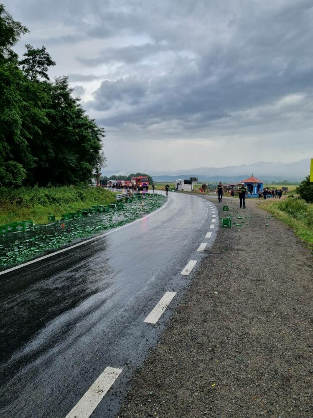 Plan Roşu activat în judeţul Sibiu. Un autocar cu 57 de pasageri s-a ciocnit cu un TIR, pe DN1. FOTO - Imaginea 1