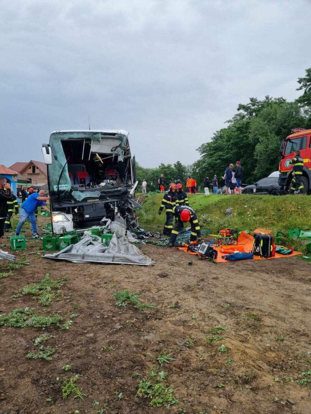 Plan Roşu activat în judeţul Sibiu. Un autocar cu 57 de pasageri s-a ciocnit cu un TIR, pe DN1. FOTO - Imaginea 3