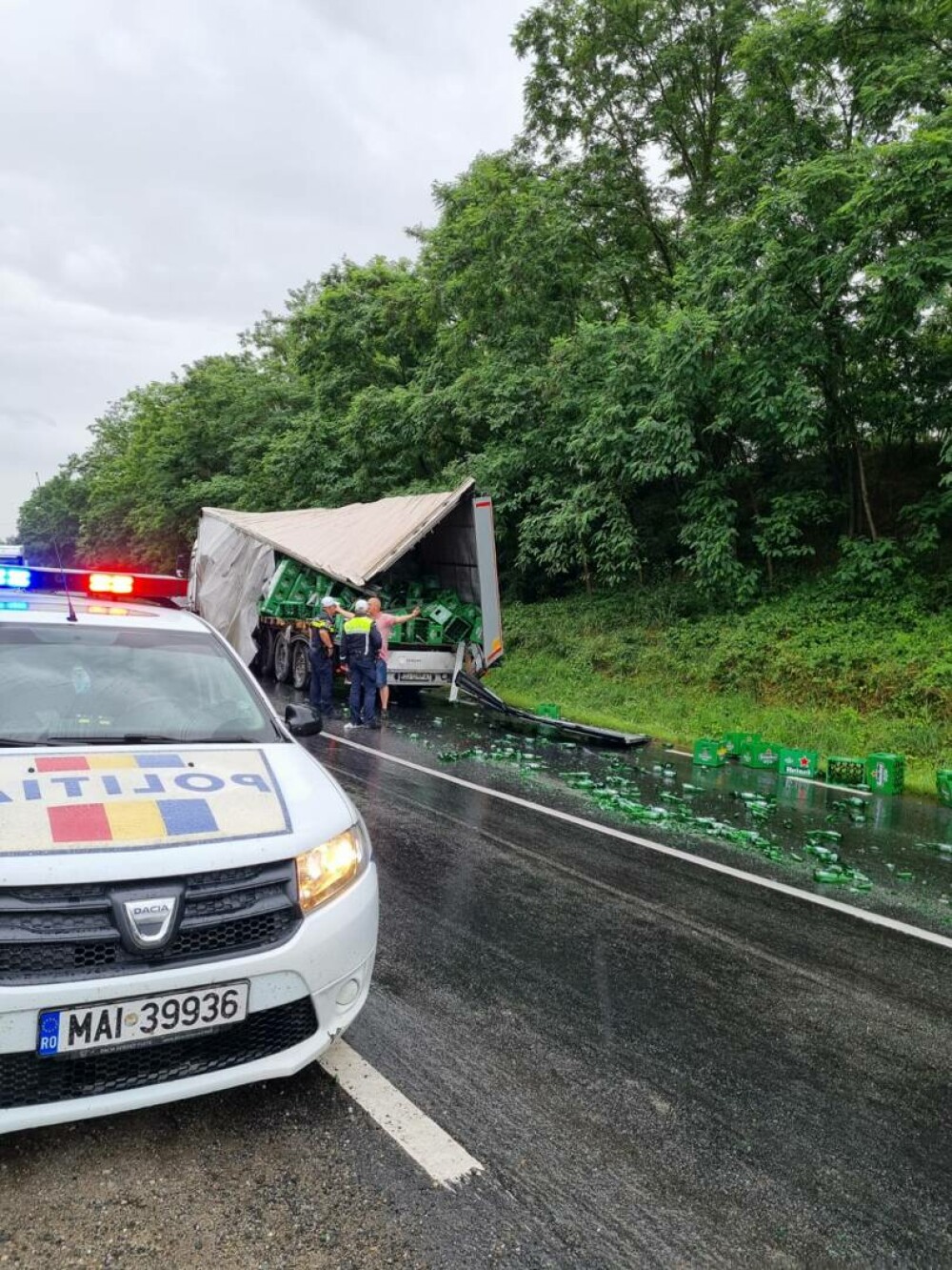 Plan Roşu activat în judeţul Sibiu. Un autocar cu 57 de pasageri s-a ciocnit cu un TIR, pe DN1. FOTO - Imaginea 4