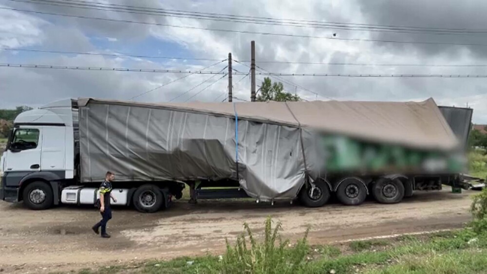 Cum s-a produs accidentul grav din județul Sibiu, între un TIR și un autocar. Trei persoane sunt grav rănite. FOTO & VIDEO - Imaginea 1