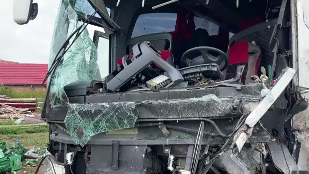 Cum s-a produs accidentul grav din județul Sibiu, între un TIR și un autocar. Trei persoane sunt grav rănite. FOTO & VIDEO - Imaginea 7