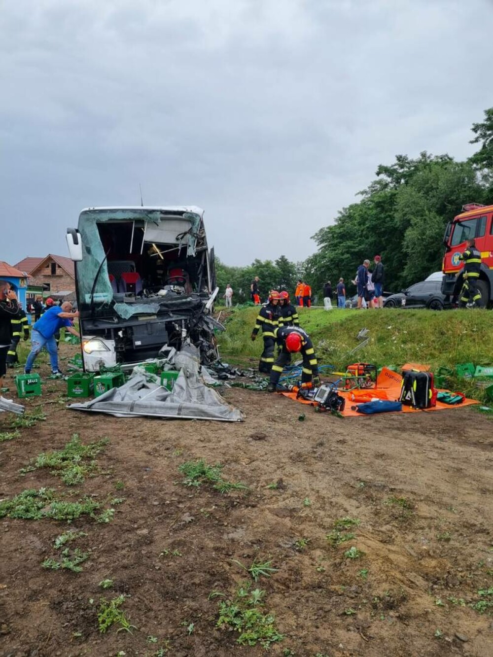 Cum s-a produs accidentul grav din județul Sibiu, între un TIR și un autocar. Trei persoane sunt grav rănite. FOTO & VIDEO - Imaginea 10