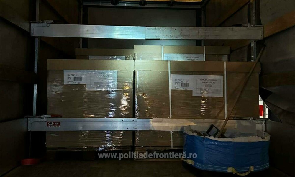 Un șofer voia să iasă cu camionul din țară, la Nădlac, dar polițiștii au descoperit ce transporta de fapt în cutii de carton - Imaginea 2