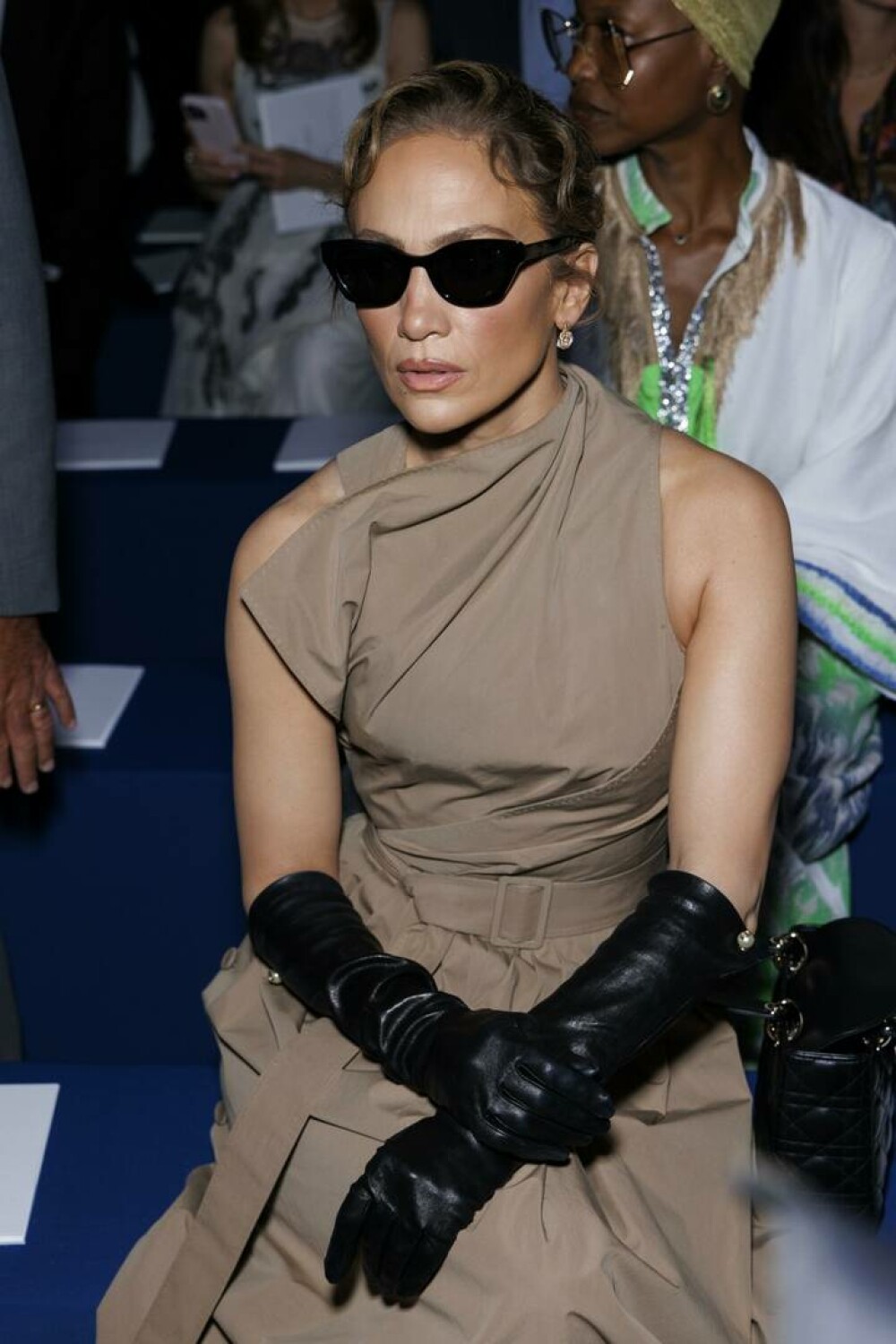 Jennifer Lopez a zburat la economy din Napoli până în Paris. Pentru ce a rezervat și locul de lângă ea. FOTO - Imaginea 2