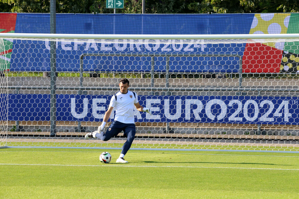 România s-a antrenat la Frankfurt, dar nu pe stadionul care va găzdui meciul cu Slovacia. Veste cruntă pentru 