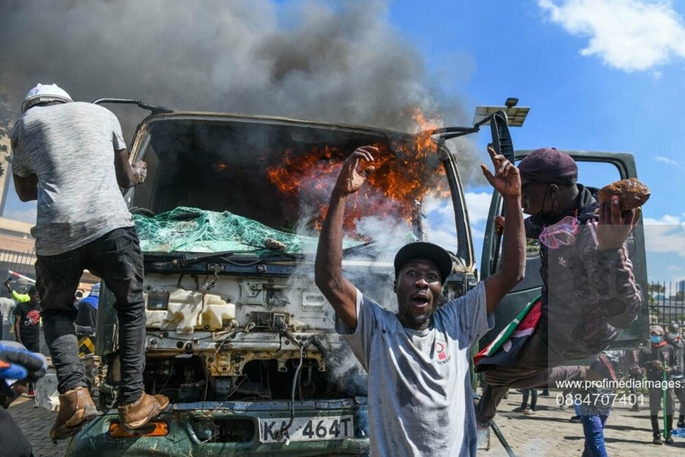 Protestele din Kenya se intensifică. Cinci persoane au murit, iar o parte a Parlamentului a fost incendiată. GALERIE FOTO - Imaginea 1