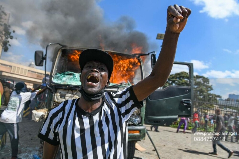 Protestele din Kenya se intensifică. Cinci persoane au murit, iar o parte a Parlamentului a fost incendiată. GALERIE FOTO - Imaginea 2