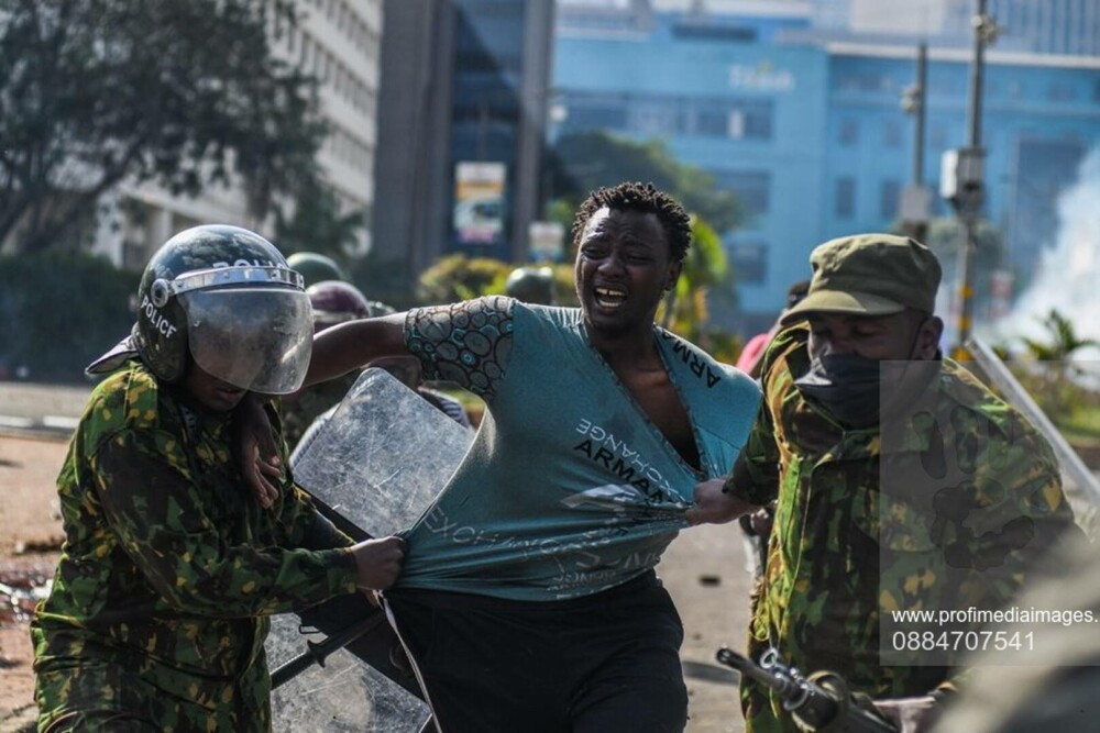 Protestele din Kenya se intensifică. Cinci persoane au murit, iar o parte a Parlamentului a fost incendiată. GALERIE FOTO - Imaginea 4