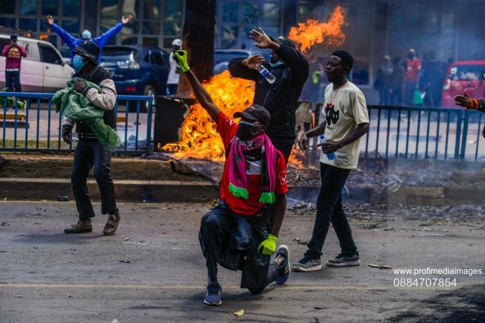 Protestele din Kenya se intensifică. Cinci persoane au murit, iar o parte a Parlamentului a fost incendiată. GALERIE FOTO - Imaginea 5