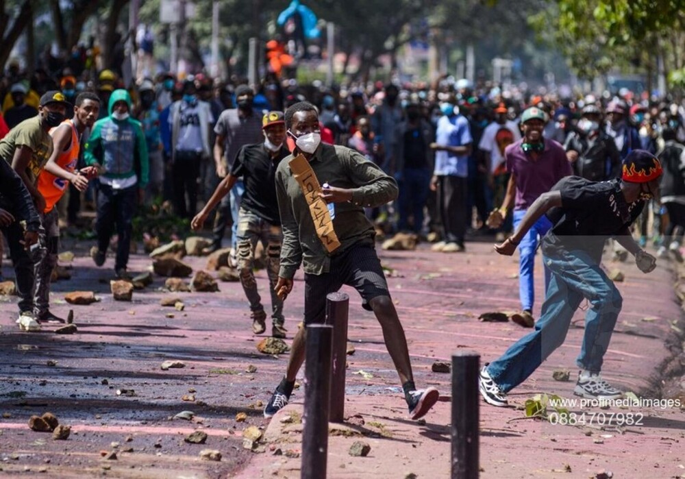 Protestele din Kenya se intensifică. Cinci persoane au murit, iar o parte a Parlamentului a fost incendiată. GALERIE FOTO - Imaginea 8