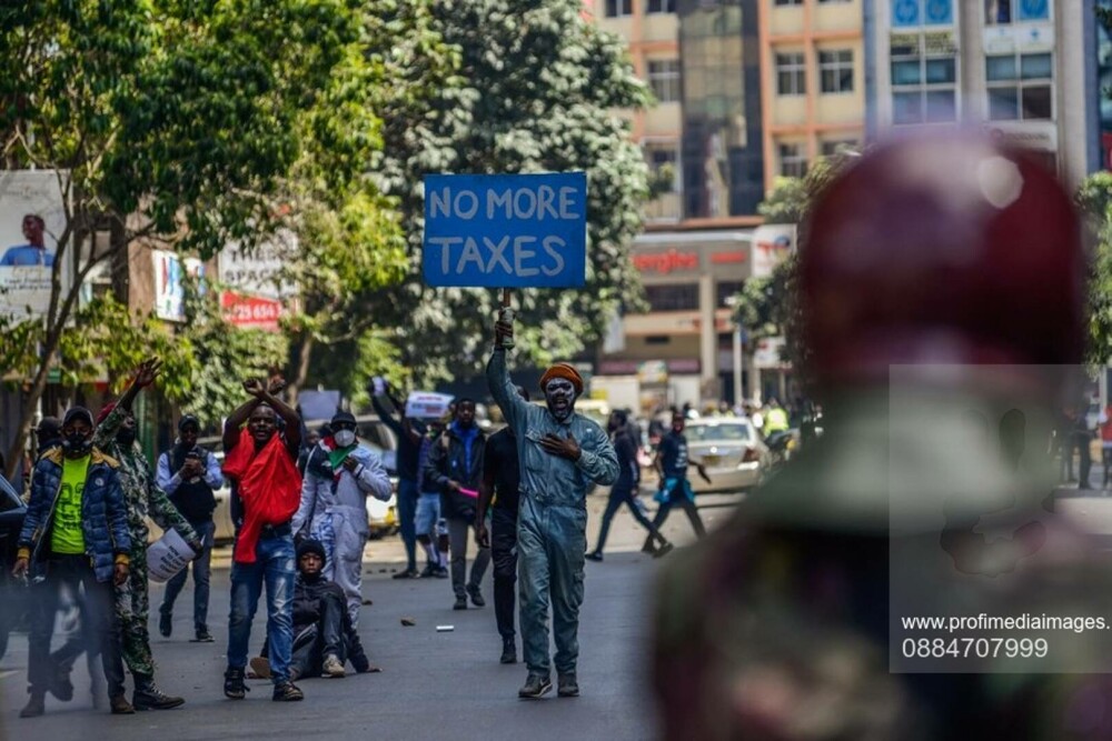 Protestele din Kenya se intensifică. Cinci persoane au murit, iar o parte a Parlamentului a fost incendiată. GALERIE FOTO - Imaginea 10