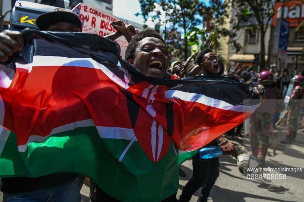 Protestele din Kenya se intensifică. Cinci persoane au murit, iar o parte a Parlamentului a fost incendiată. GALERIE FOTO - Imaginea 11