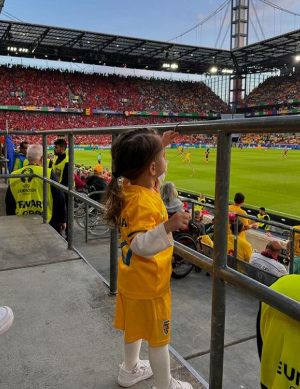 Imaginile care au topit inimile tuturor la meciurile României de la Euro 2024. Rațiu, Drăguș și Marin au devenit virali FOTO - Imaginea 10