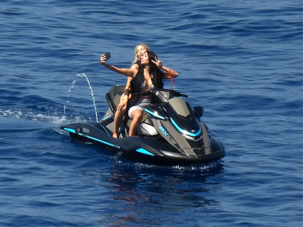 Kim Kardashian și-a petrecut vacanța pe mega iahtul miliardarului Jeff Bezos. În ce ipostază a fost surprinsă vedeta | FOTO - Imaginea 1