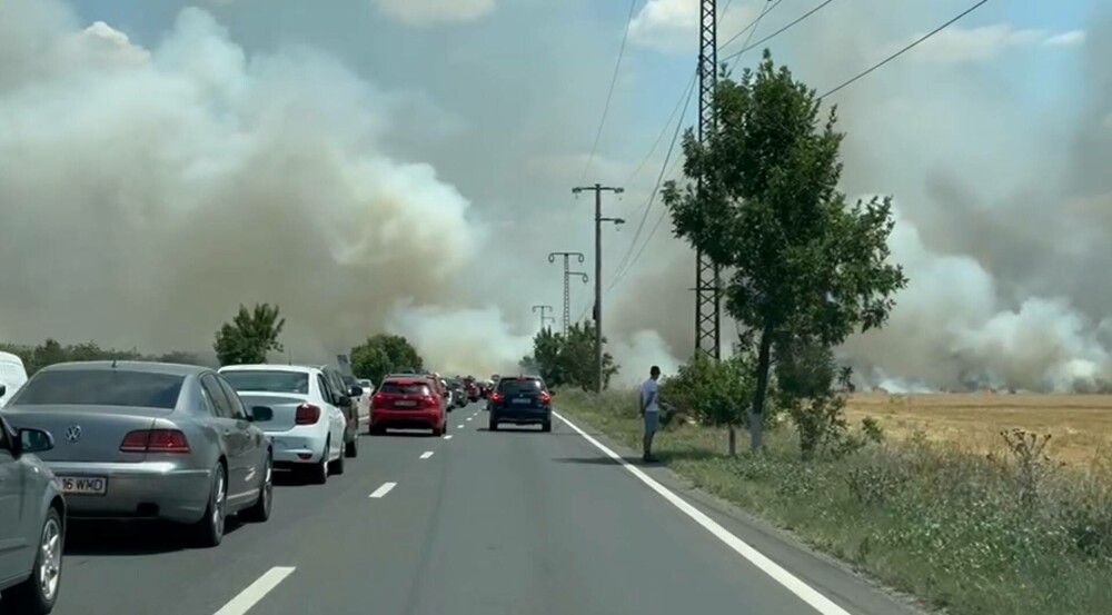Incendiu de proporții pe un câmp de lângă Băicoi. Circulația pe DN1 este oprită | FOTO - Imaginea 1