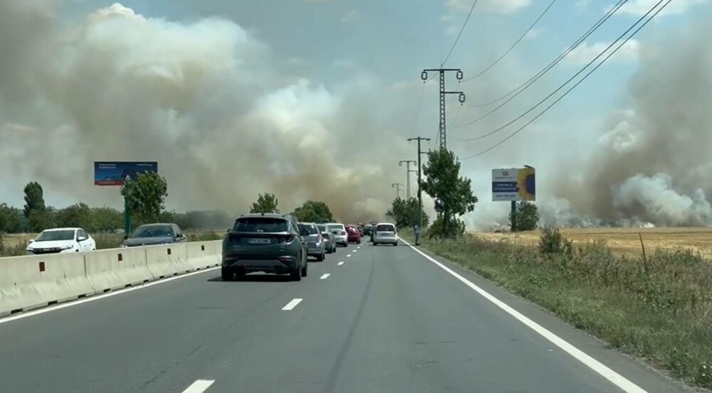 Incendiu de proporții pe un câmp de lângă Băicoi. Circulația pe DN1 este oprită | FOTO - Imaginea 2