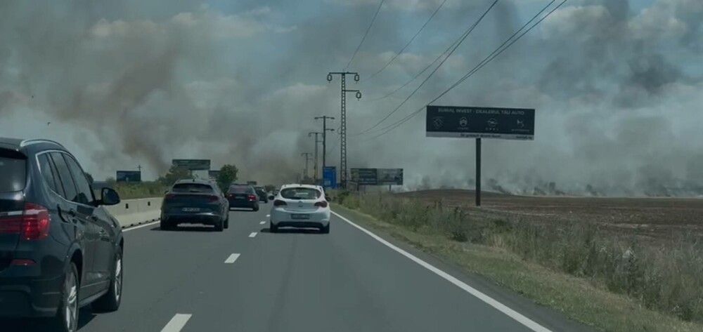 Incendiu de proporții pe un câmp de lângă Băicoi. Circulația pe DN1 este oprită | FOTO - Imaginea 10