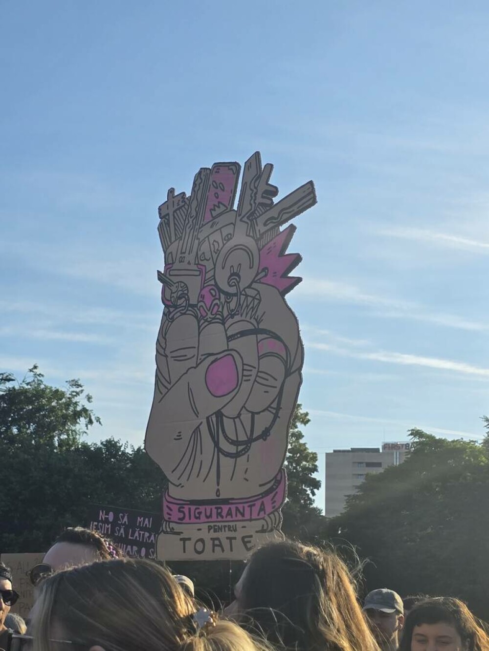 Protest la Guvern, după crima din Cosmopolis. Femicidul, cerut ca infracțiune distinctă în Codul Penal. „Ne-am săturat” - Imaginea 1