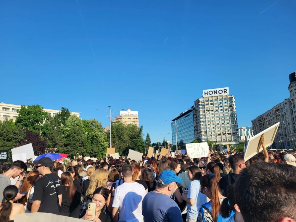 Protest la Guvern, după crima din Cosmopolis. Femicidul, cerut ca infracțiune distinctă în Codul Penal. „Ne-am săturat” - Imaginea 5