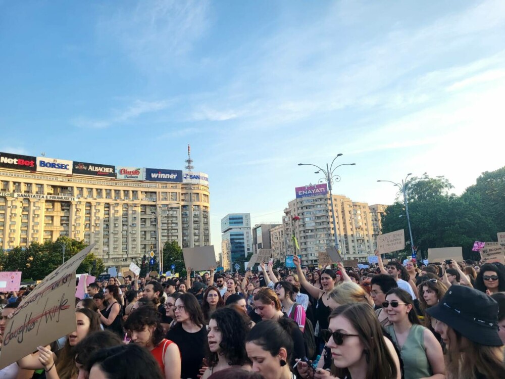 Protest la Guvern, după crima din Cosmopolis. Femicidul, cerut ca infracțiune distinctă în Codul Penal. „Ne-am săturat” - Imaginea 13