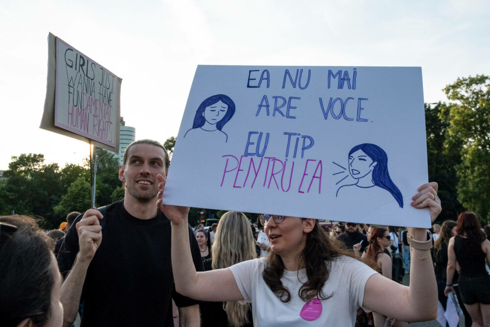 Protest la Guvern, după crima din Cosmopolis. Femicidul, cerut ca infracțiune distinctă în Codul Penal. „Ne-am săturat” - Imaginea 17