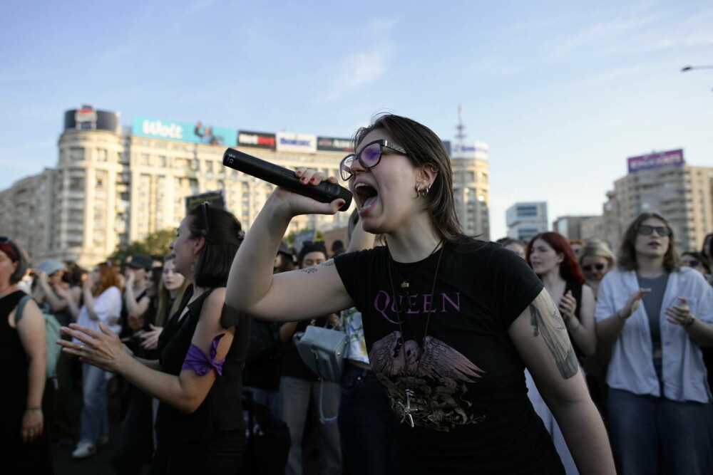 Protest la Guvern, după crima din Cosmopolis. Femicidul, cerut ca infracțiune distinctă în Codul Penal. „Ne-am săturat” - Imaginea 21