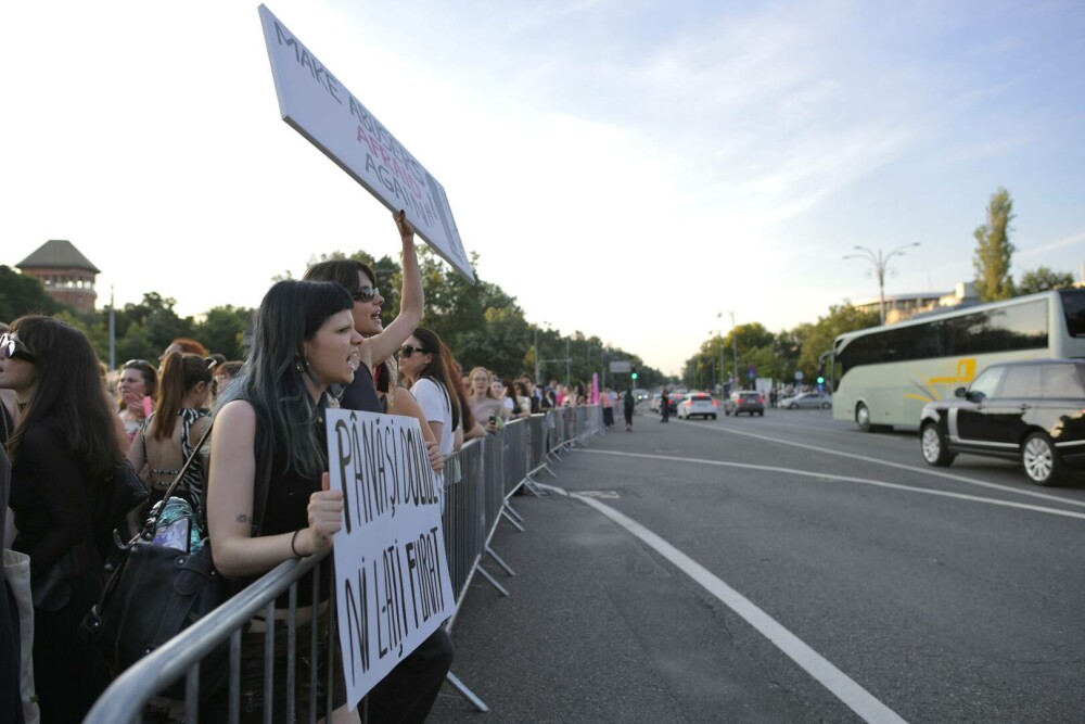Protest la Guvern, după crima din Cosmopolis. Femicidul, cerut ca infracțiune distinctă în Codul Penal. „Ne-am săturat” - Imaginea 24