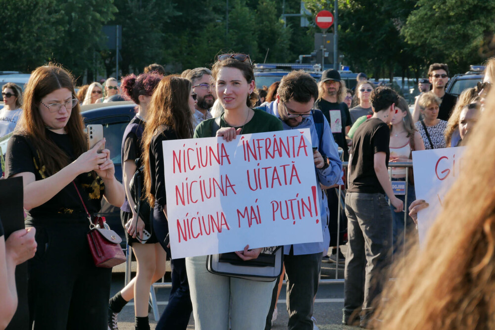 Protest la Guvern, după crima din Cosmopolis. Femicidul, cerut ca infracțiune distinctă în Codul Penal. „Ne-am săturat” - Imaginea 26