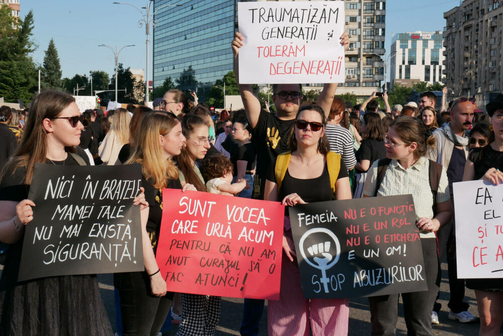 Protest la Guvern, după crima din Cosmopolis. Femicidul, cerut ca infracțiune distinctă în Codul Penal. „Ne-am săturat” - Imaginea 27