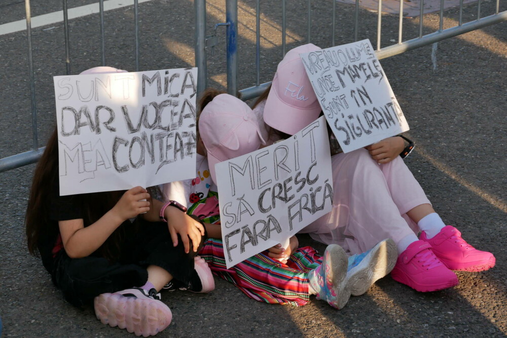 Protest la Guvern, după crima din Cosmopolis. Femicidul, cerut ca infracțiune distinctă în Codul Penal. „Ne-am săturat” - Imaginea 30