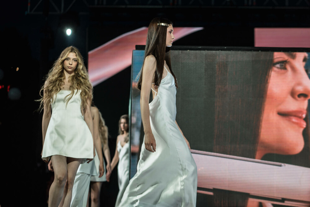 (P) Defilare inedită de coafuri semnate de Sorin Stratulat, cu sprijinul Philips, la Romanian Creative Week - Imaginea 2