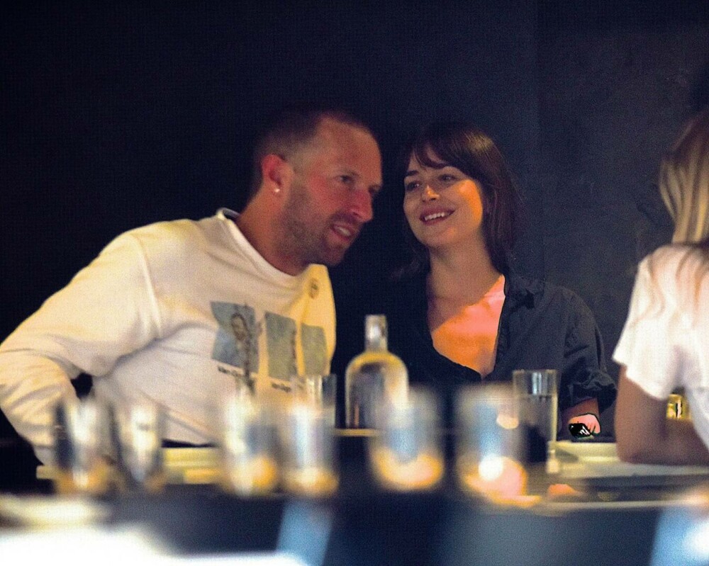Dakota Johnson și Chris Martin s-ar fi despărțit. Actrița și solistul trupei Coldplay formau un cuplu de opt ani - Imaginea 1
