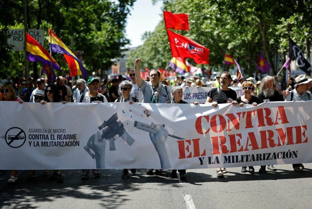 Aproximativ 3.000 de oameni au manifestat la Madrid împotriva reînarmării Europei. „Nu NATO. Nu bugetelor de război”. FOTO - Imaginea 1