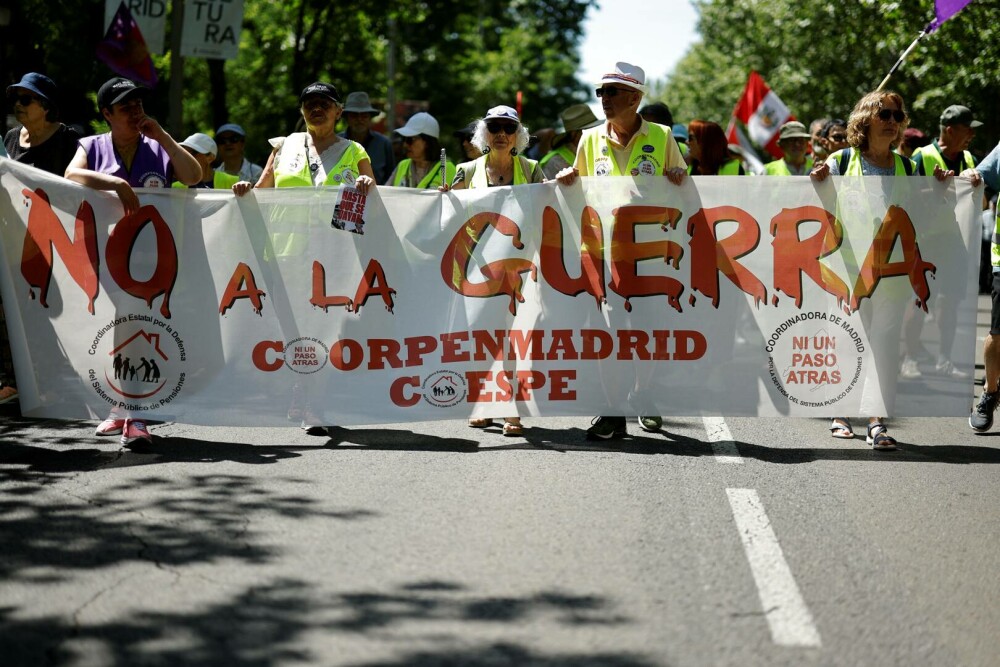 Aproximativ 3.000 de oameni au manifestat la Madrid împotriva reînarmării Europei. „Nu NATO. Nu bugetelor de război”. FOTO - Imaginea 2