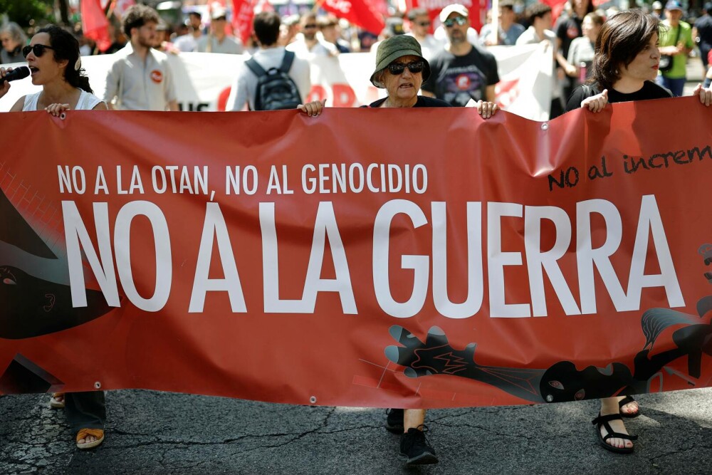Aproximativ 3.000 de oameni au manifestat la Madrid împotriva reînarmării Europei. „Nu NATO. Nu bugetelor de război”. FOTO - Imaginea 4