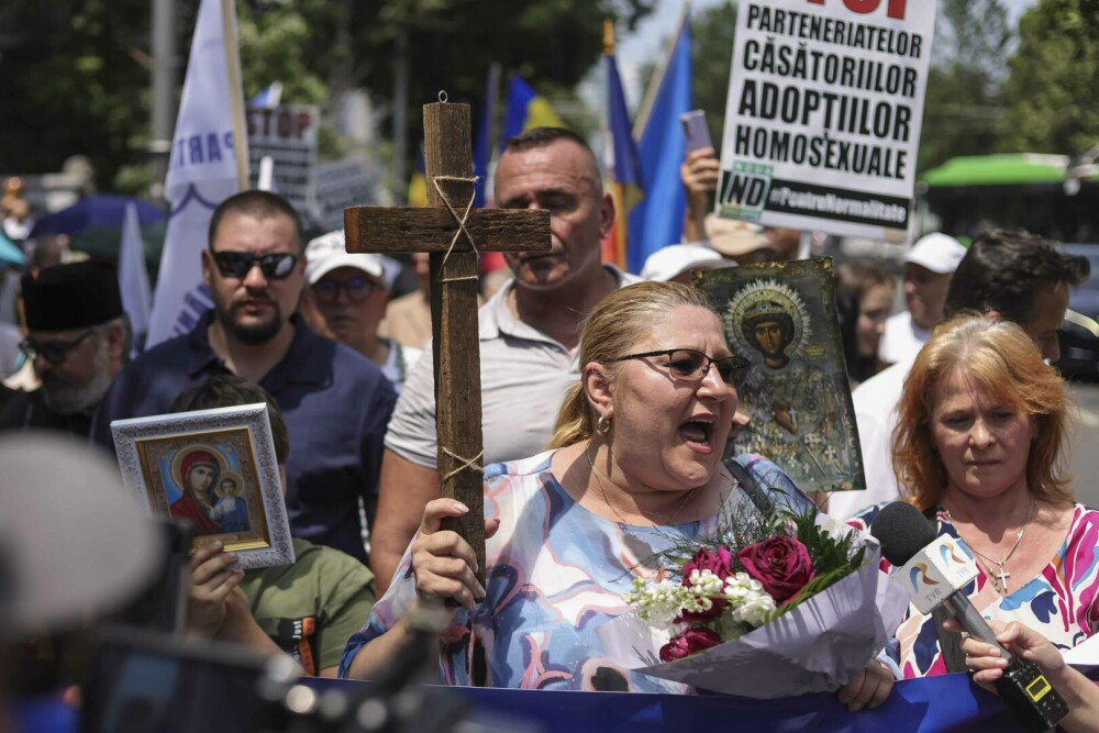 Marșul Pride vs cel al „creștinilor”. Prinși când se duceau să-i agreseze „creștinește” pe ceilalți GALERIE FOTO - Imaginea 2